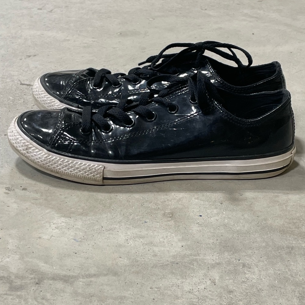 Converse Black Patent low cut Chuck Taylor shoes size 5 Youth Junior